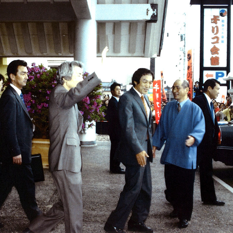 内閣総理大臣：小泉純一郎氏 稲忠グループ施設を訪問