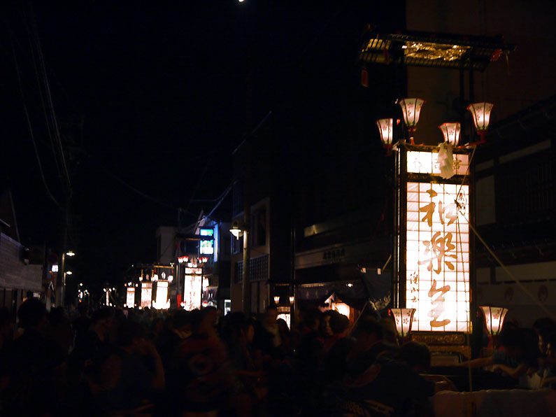 輪島大祭 街道沿いに立ち並ぶキリコの列